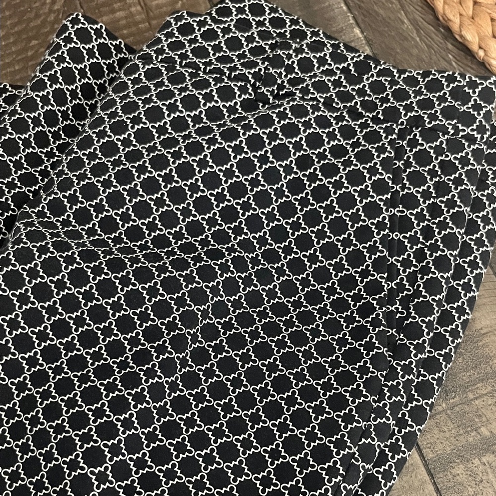 Stylish Black and White Patterned Slim Crop pant w/ side pockets